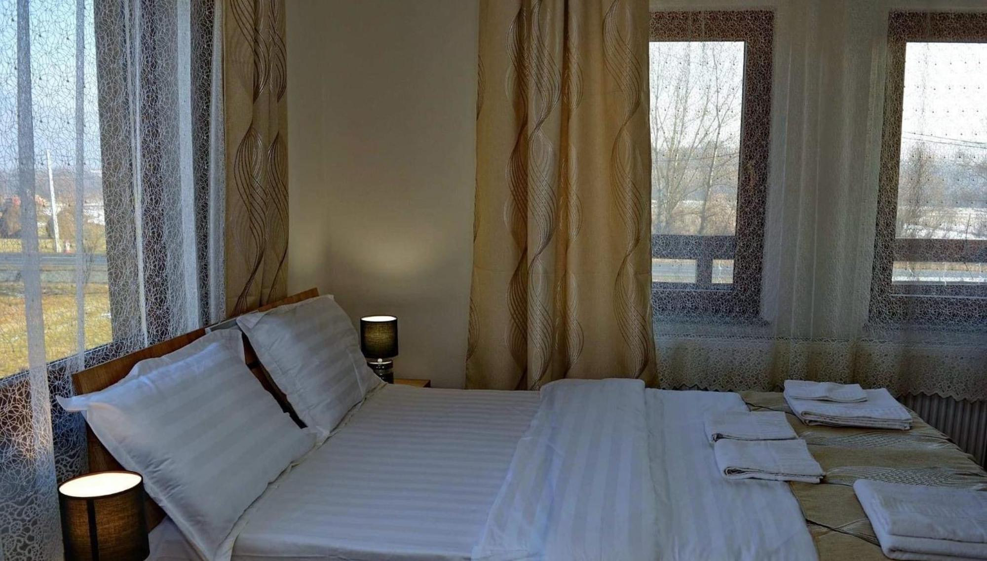 Casa Vadeanu Hotell Sighetu Marmaţiei Exteriör bild
